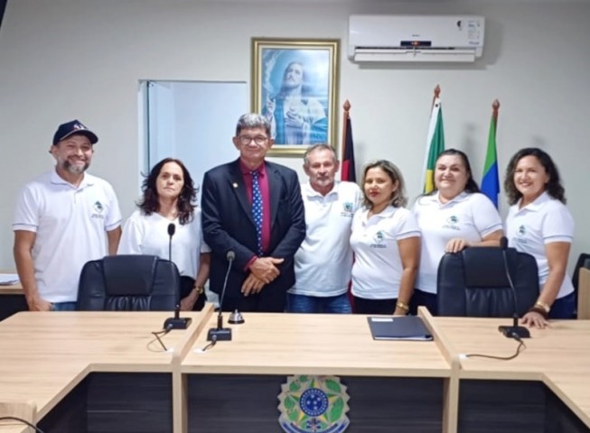 Servidores da cmara de So Jos de Espinharas recebem novo fardamento para trabalhar