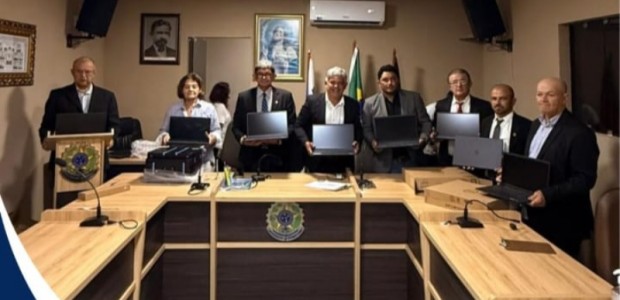 C�mara de S�o Jos� de Espinharas realiza sess�o ordin�ria e entrega notebook para uso dos vereadores